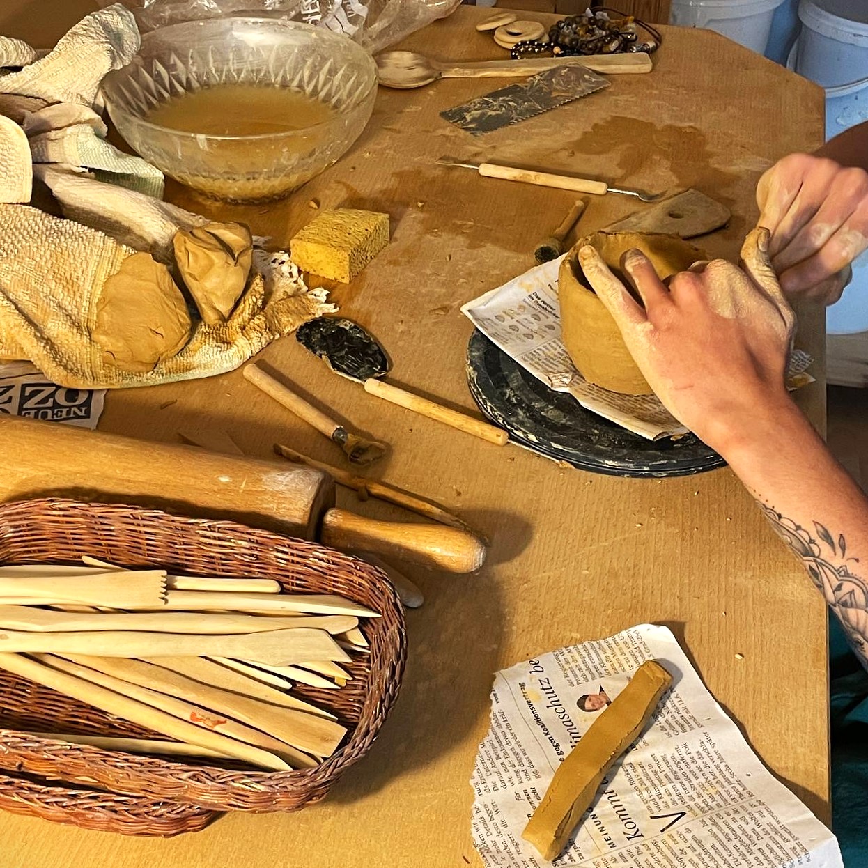 Handaufbau Gruppenkurs — Hände formen Ton per Hand im Atelier Zamini Osnabrück